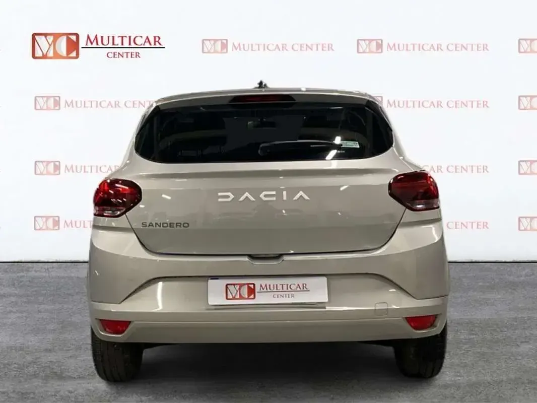 Usado Dacia Sandero Essentiel 91 CV (66 kW) 2024 Plateado Berlina