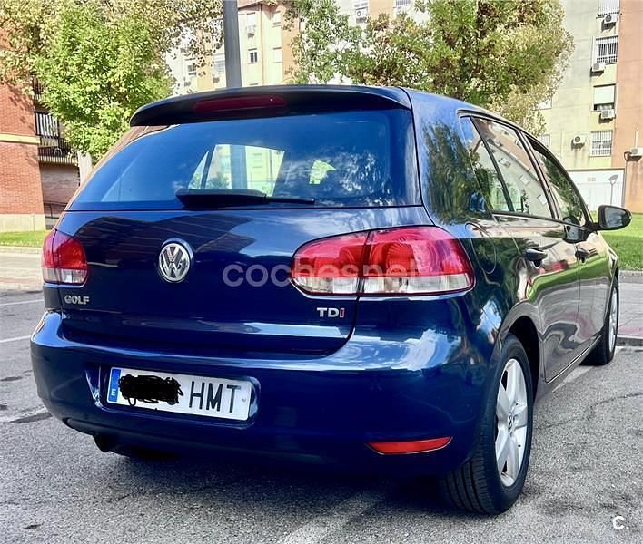 Usado VW Golf 105 CV (77 kW) 2013 Azul Berlina
