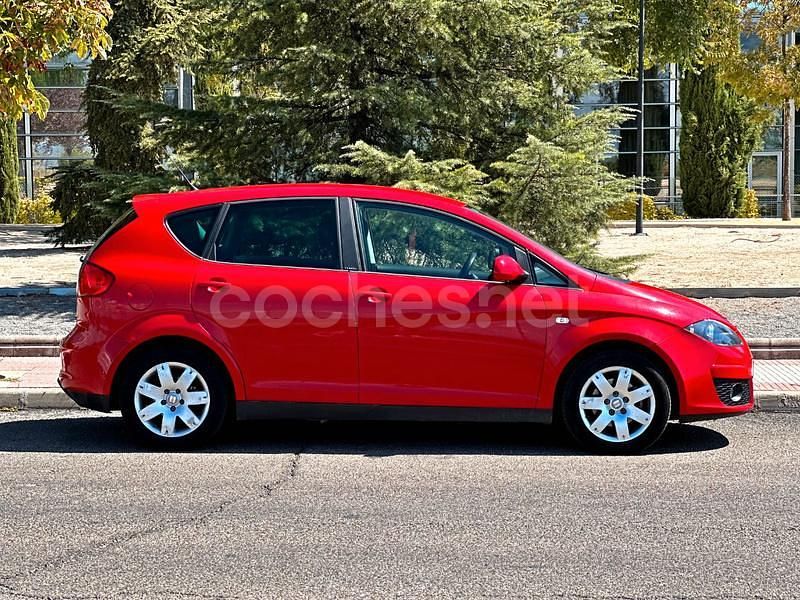 Usado Seat Altea I-Tech 105 CV (77 kW) 2014 Rojo Monovolumen