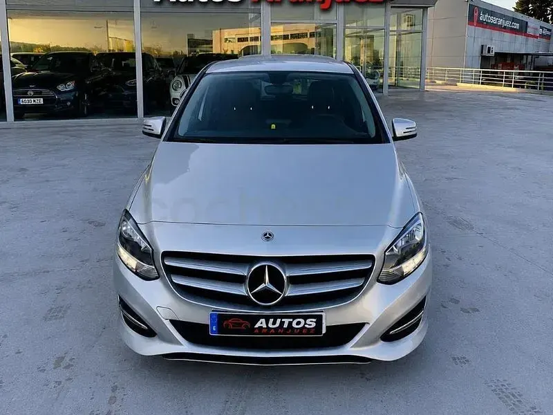 Usado Mercedes B180 109 CV (80 kW) 2018 Gris / plata Utilitario