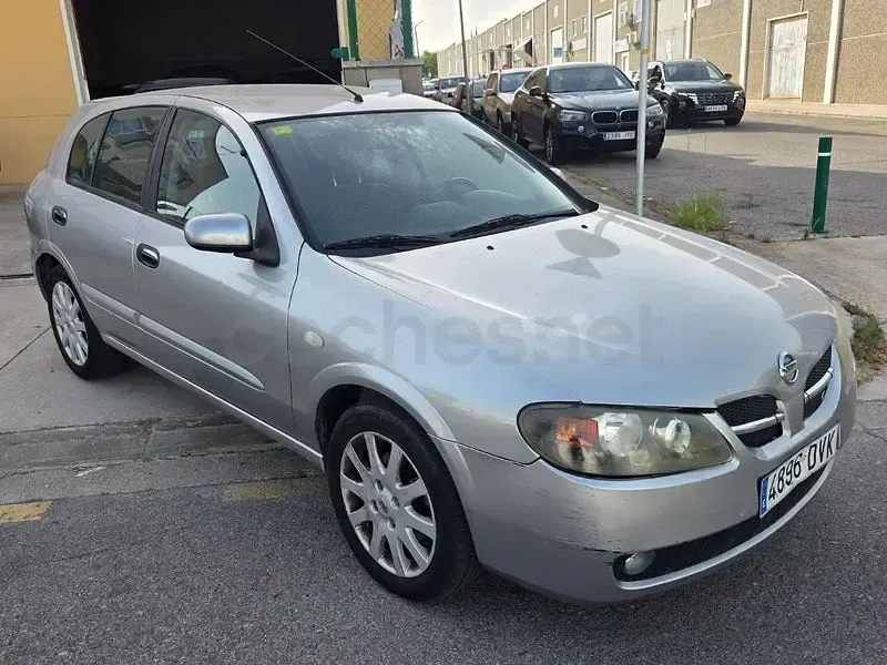 Usado Nissan Almera Visia 98 CV (72 kW) 2005 Gris / plata Berlina