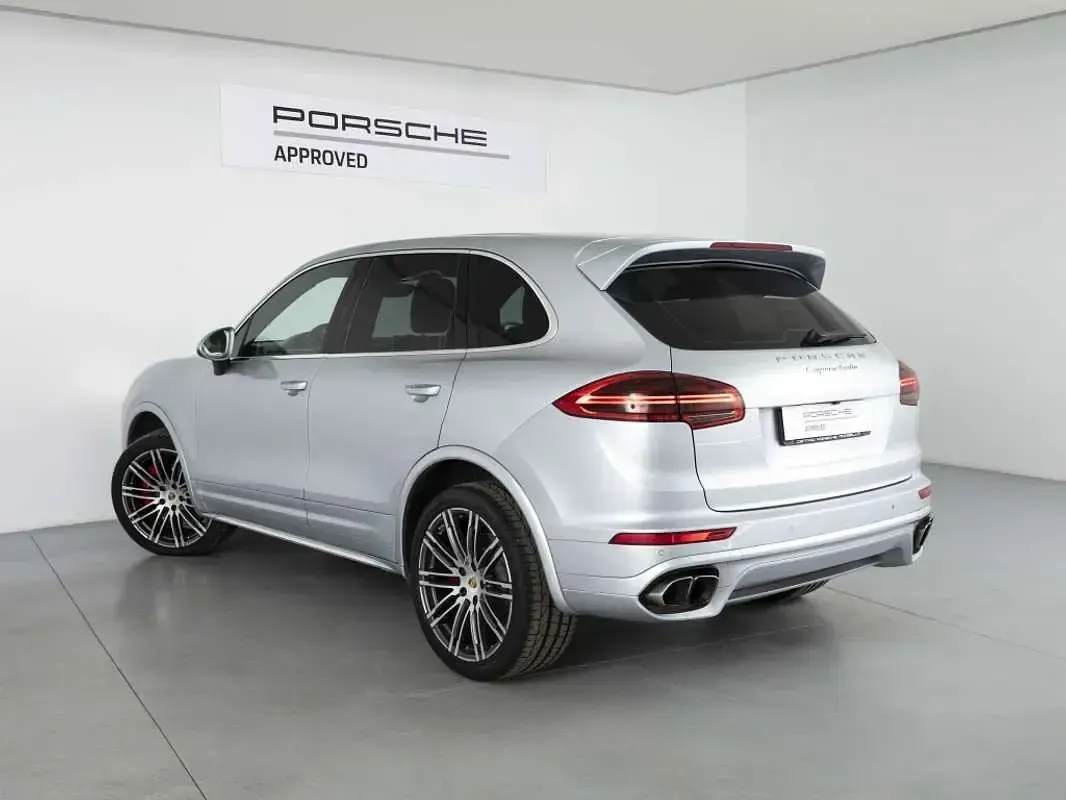 Usado Porsche Cayenne Turbo 519 CV (381 kW) 2015 Plateado SUV