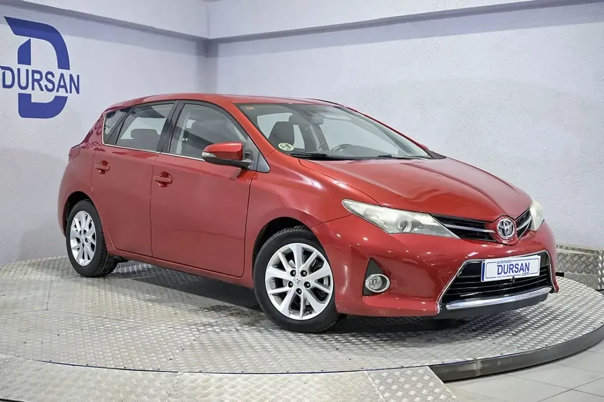 Usado Toyota Auris Active 124 CV (91 kW) 2013 Rojo Utilitario