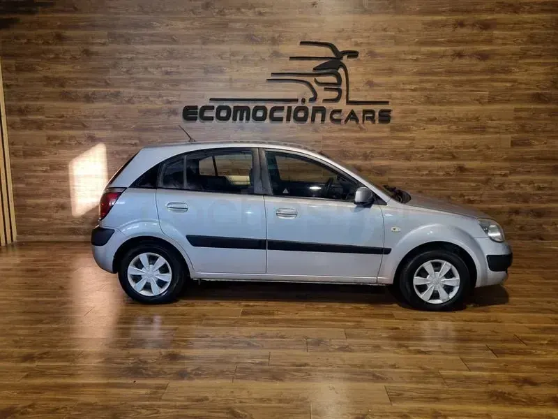 Usado Kia Rio EX 110 CV (80 kW) 2006 Gris / plata Berlina