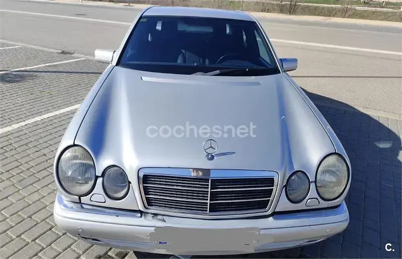 Usado Mercedes E320 Avantgarde 220 CV (161 kW) 1998 Gris / plata Berlina