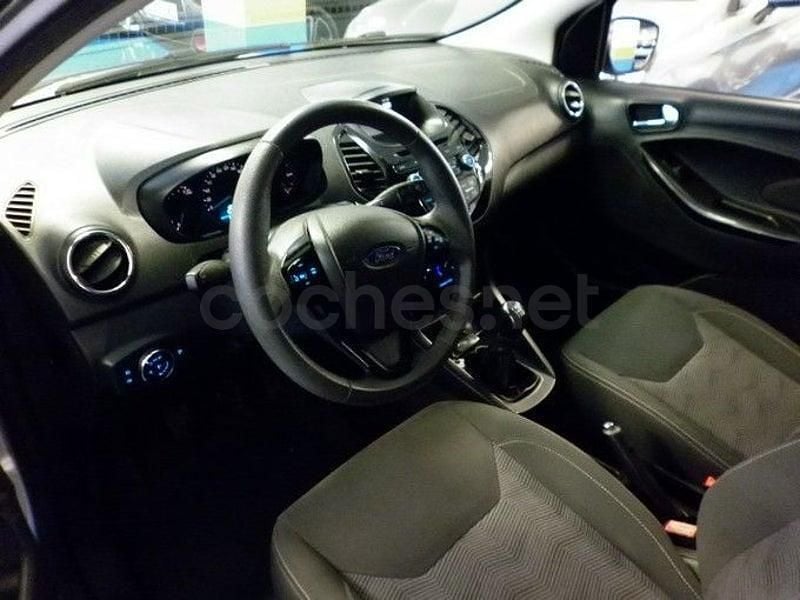 Usado Ford Ka Plus Ultimate 85 CV (62 kW) 2016 Gris / plata Utilitario