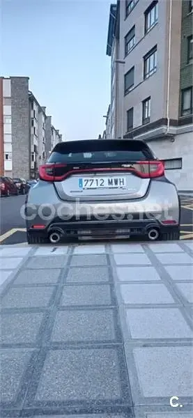 Usado Toyota Yaris 280 CV (205 kW) 2024 Gris / plata Utilitario