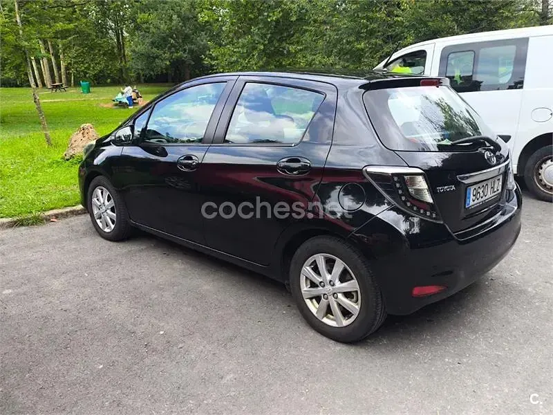 Usado Toyota Yaris Hybrid Active 100 CV (73 kW) 2012 Negro Berlina