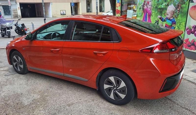 Usado Hyundai Ioniq 141 CV (103 kW) 2017 Rojo Utilitario