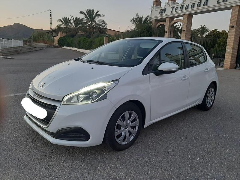 Blanco Usado 2019 Peugeot 208 Active Utilitario | 9300 € - Imagen 1/4