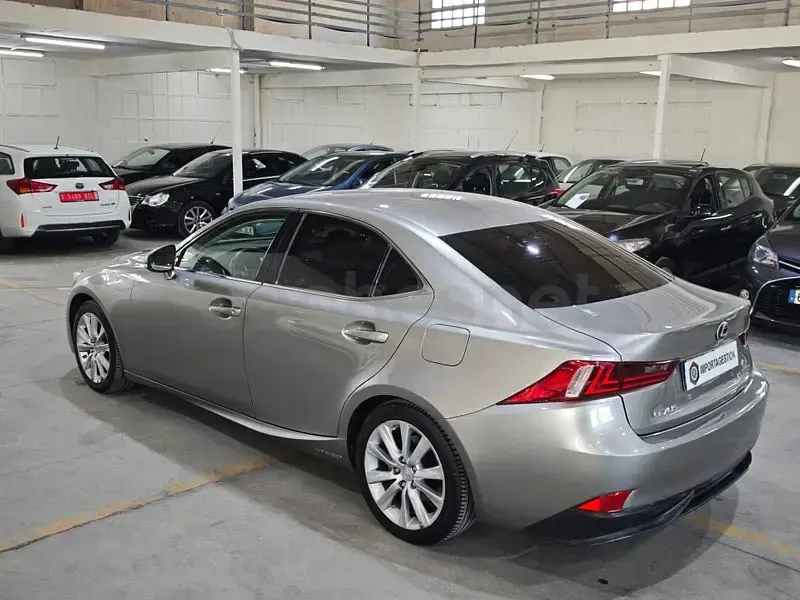 Usado Lexus IS300h Executive Line 223 CV (164 kW) 2016 Gris / plata Berlina