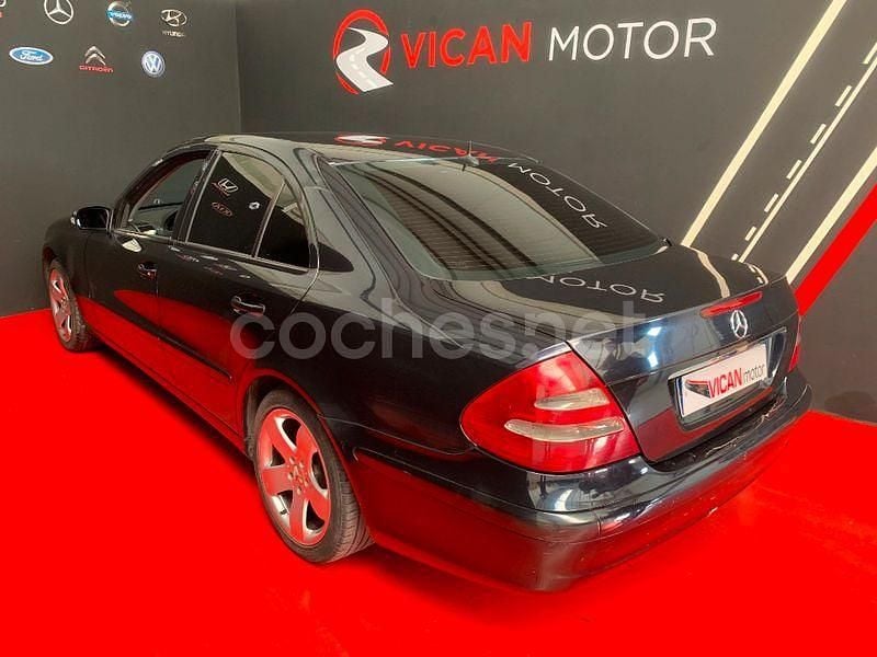 Usado Mercedes E220 Elegance 143 CV (105 kW) 2002 Negro Berlina