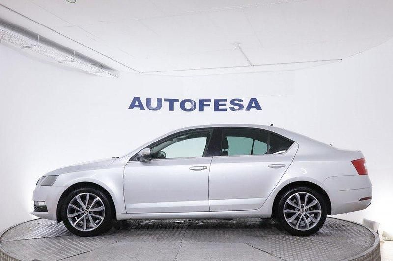 Usado Skoda Octavia 150 CV (110 kW) 2019 Plata Berlina