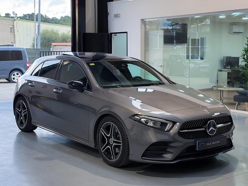 Usado Mercedes A180 AMG line 116 CV (85 kW) 2018 Gris Utilitario