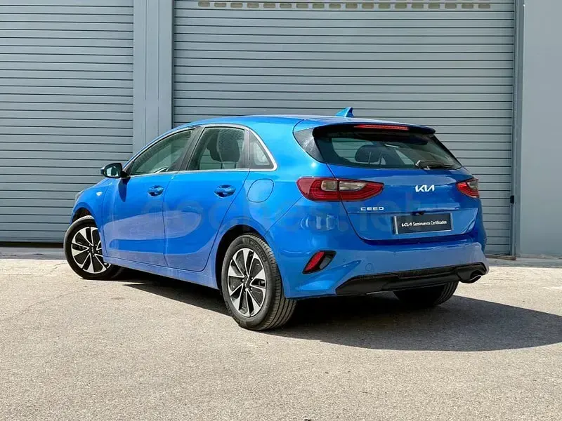 Usado Kia Ceed 100 CV (73 kW) 2025 Azul Utilitario