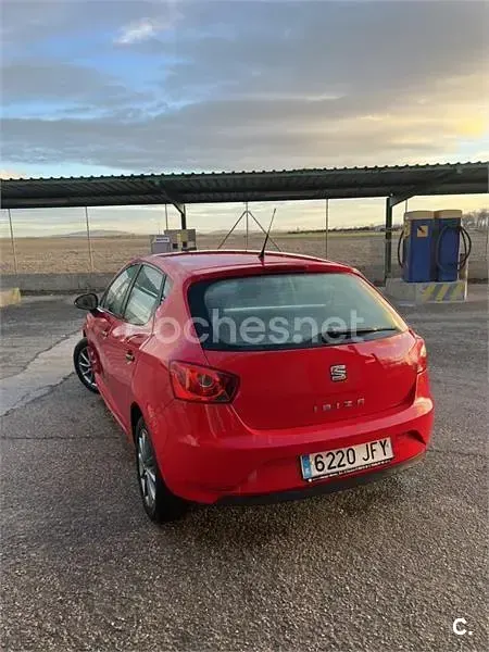 Usado Seat Ibiza I-Tech 70 CV (51 kW) 2015 Rojo Berlina