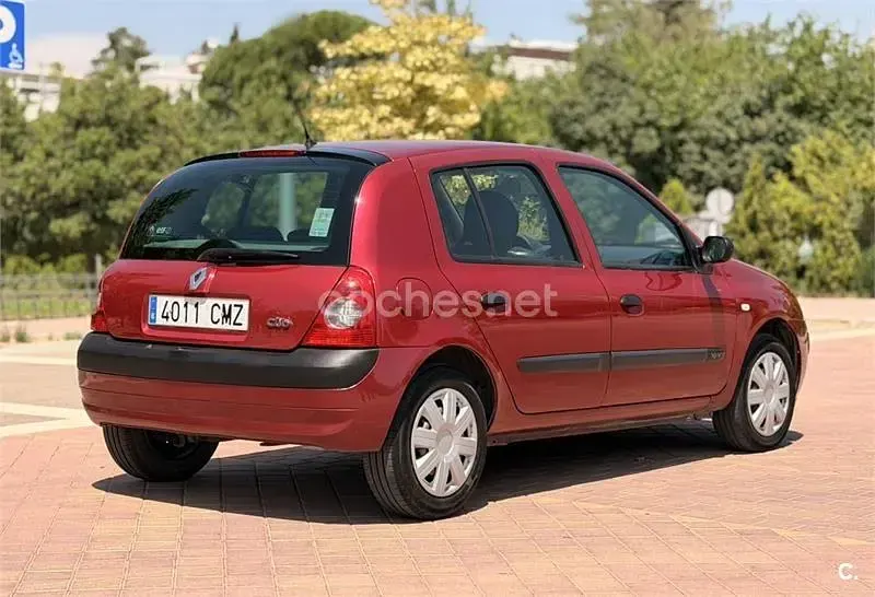 Usado Renault Clio II Expression 60 CV (44 kW) 2003 Granate Berlina