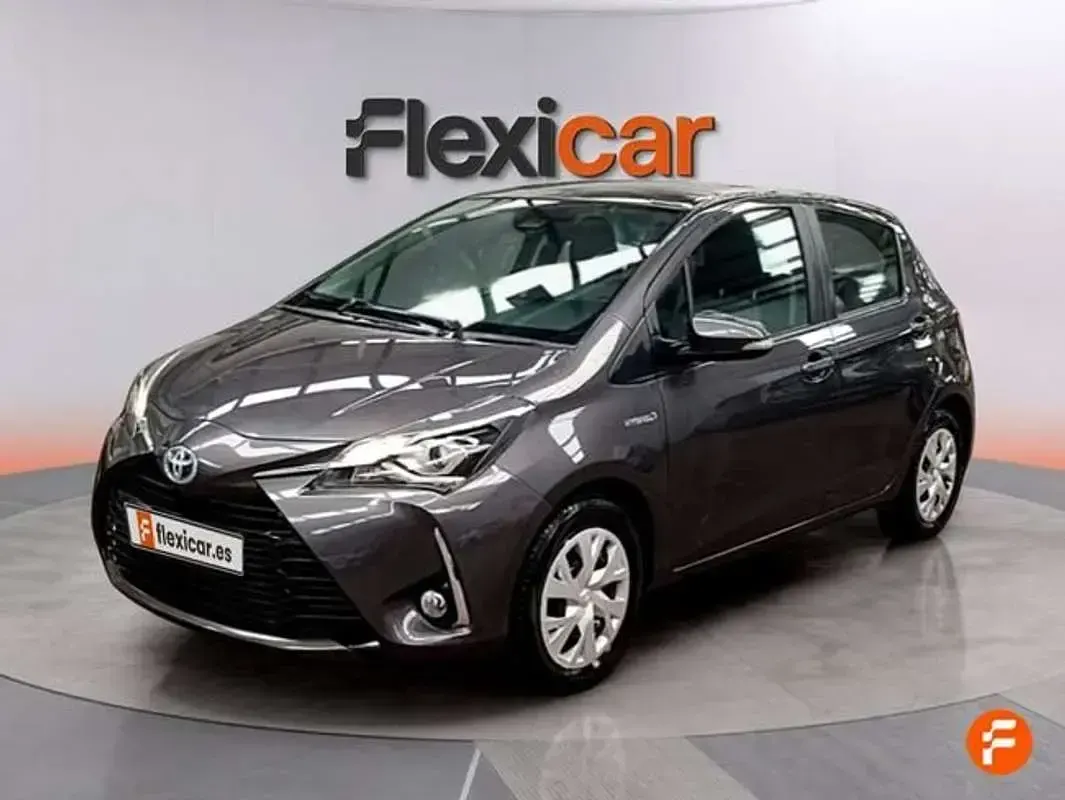 Usado Toyota Yaris Active 99 CV (72 kW) 2020 Gris Utilitario