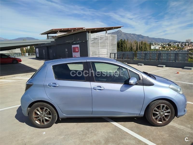 Usado Toyota Yaris Active 99 CV (72 kW) 2014 Azul Utilitario