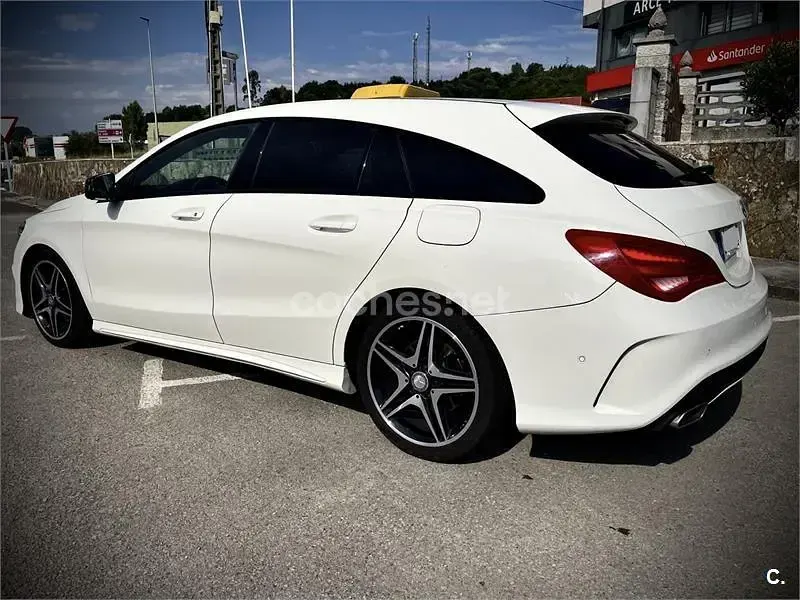 Usado Mercedes CLA180 Shooting Brake AMG line 122 CV (89 kW) 2017 Blanco Familiar