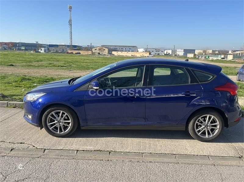 Usado Ford Focus Trend 125 CV (91 kW) 2017 Azul Berlina