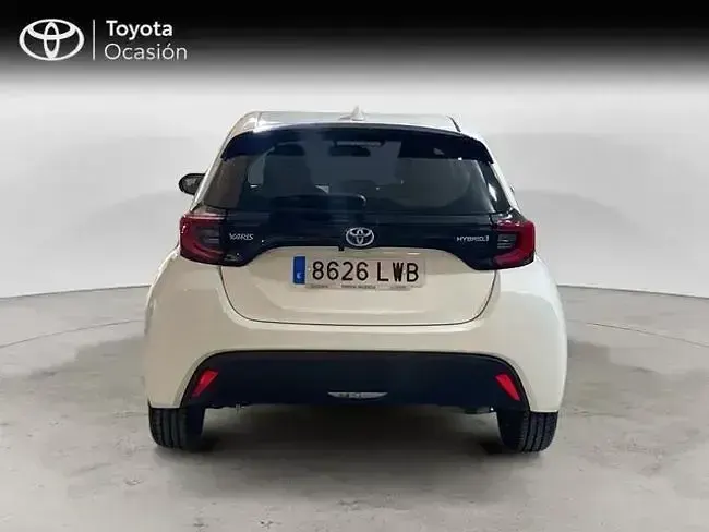 Usado Toyota Yaris Hybrid Active 116 CV (85 kW) 2022 Blanco Berlina