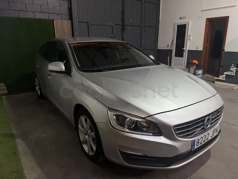 Usado Volvo V60 Momentum 150 CV (110 kW) 2016 Gris / plata Familiar