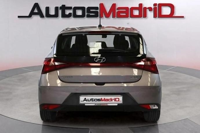 Usado Hyundai i20 101 CV (74 kW) 2022 Marrón Berlina
