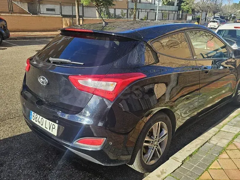 Usado Hyundai i30 Style 135 CV (99 kW) 2014 Negro Berlina