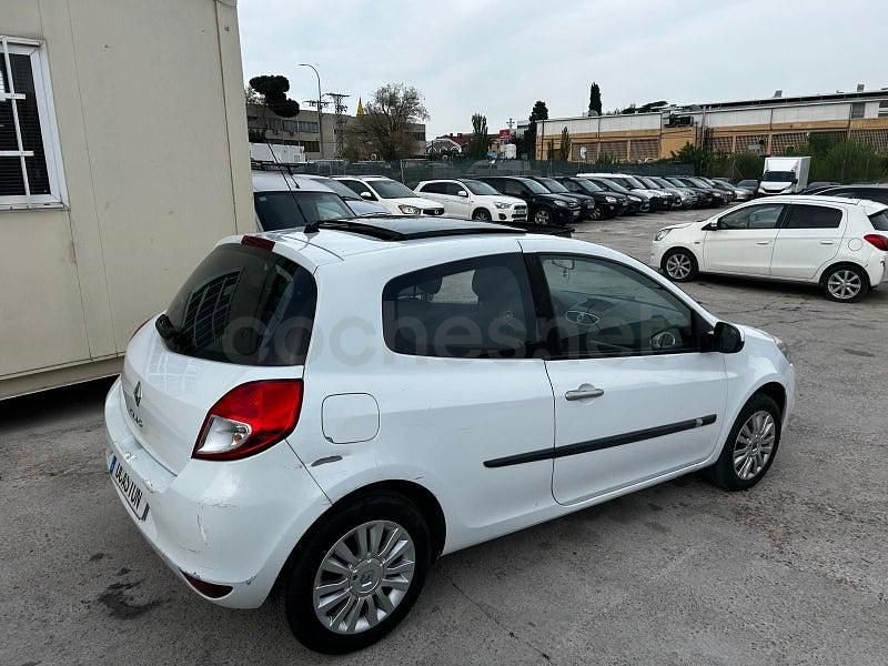 Usado Renault Clio II Dynamique 105 CV (77 kW) 2009 Blanco Berlina