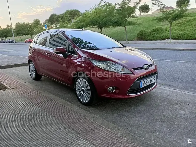 Usado Ford Fiesta Titanium 95 CV (69 kW) 2008 Granate Utilitario
