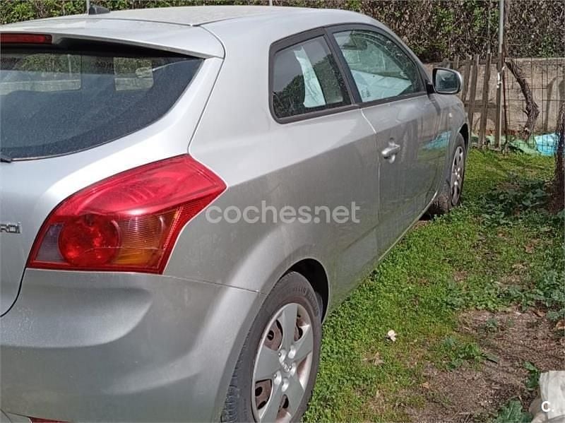 Usado Kia ProCeed 90 CV (66 kW) 2010 Gris / plata Utilitario