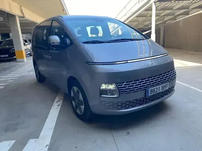 Usado Hyundai Staria Style 227 CV (166 kW) 2025 Gris / plata Monovolumen