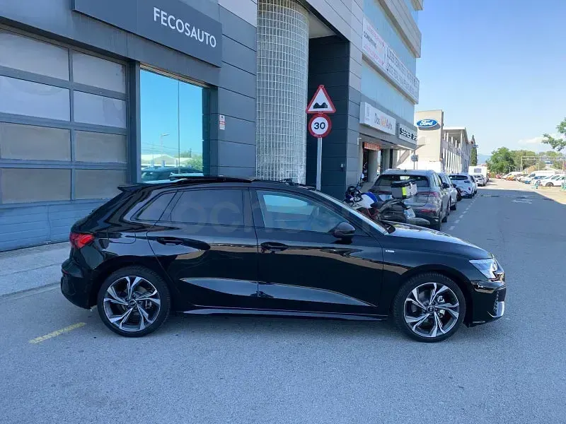 Usado Audi A3 Ambiente 150 CV (110 kW) 2022 Negro Berlina