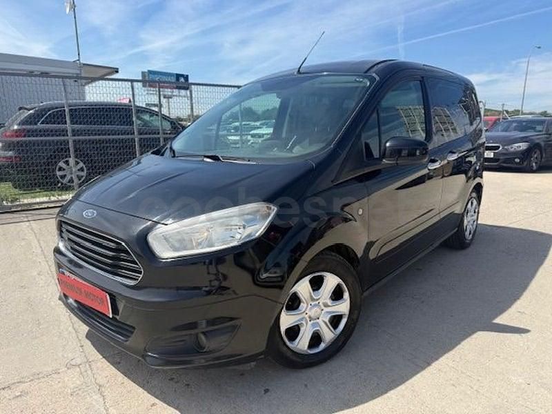 Usado Ford Tourneo Courier Trend 75 CV (55 kW) 2015 Negro Monovolumen