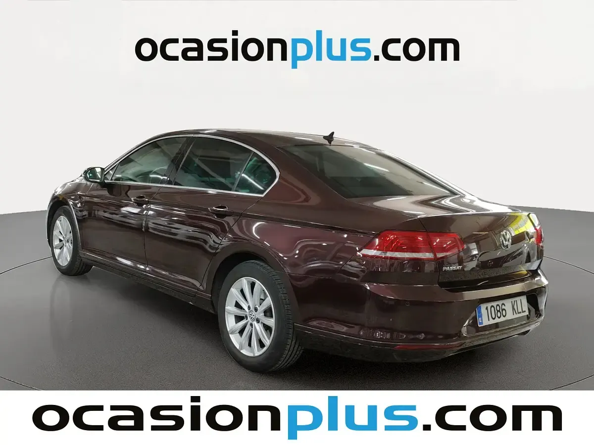 Usado VW Passat Advance 120 CV (88 kW) 2018 Rojo Berlina