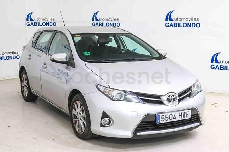 Usado Toyota Auris Active 132 CV (97 kW) 2014 Gris / plata Berlina
