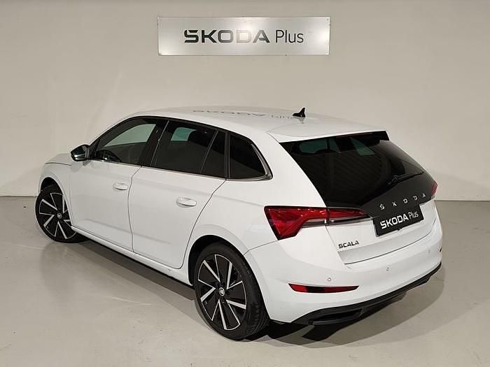 Blanco Usado 2024 Skoda Scala Sport Utilitario | 23.900 € (Precio justo) - Imagen 1/4