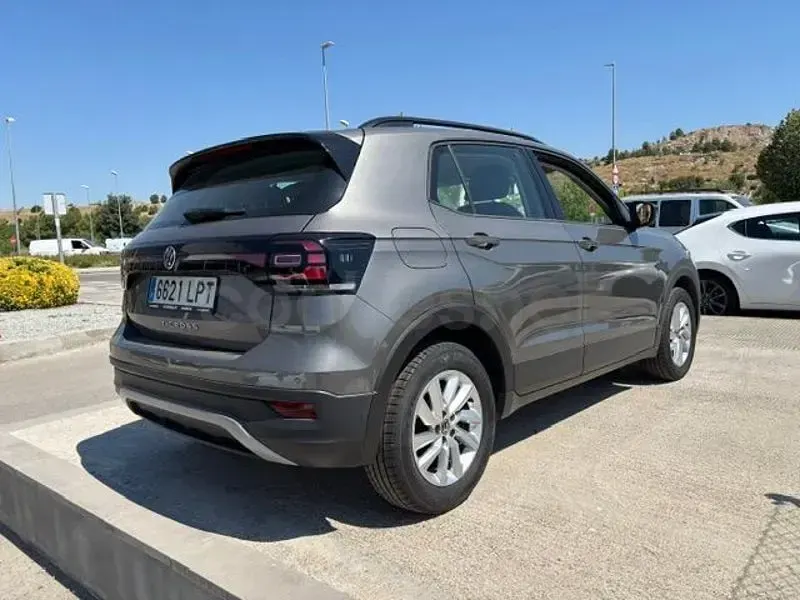 Usado VW T-Cross Advance 95 CV (69 kW) 2021 Gris / plata SUV