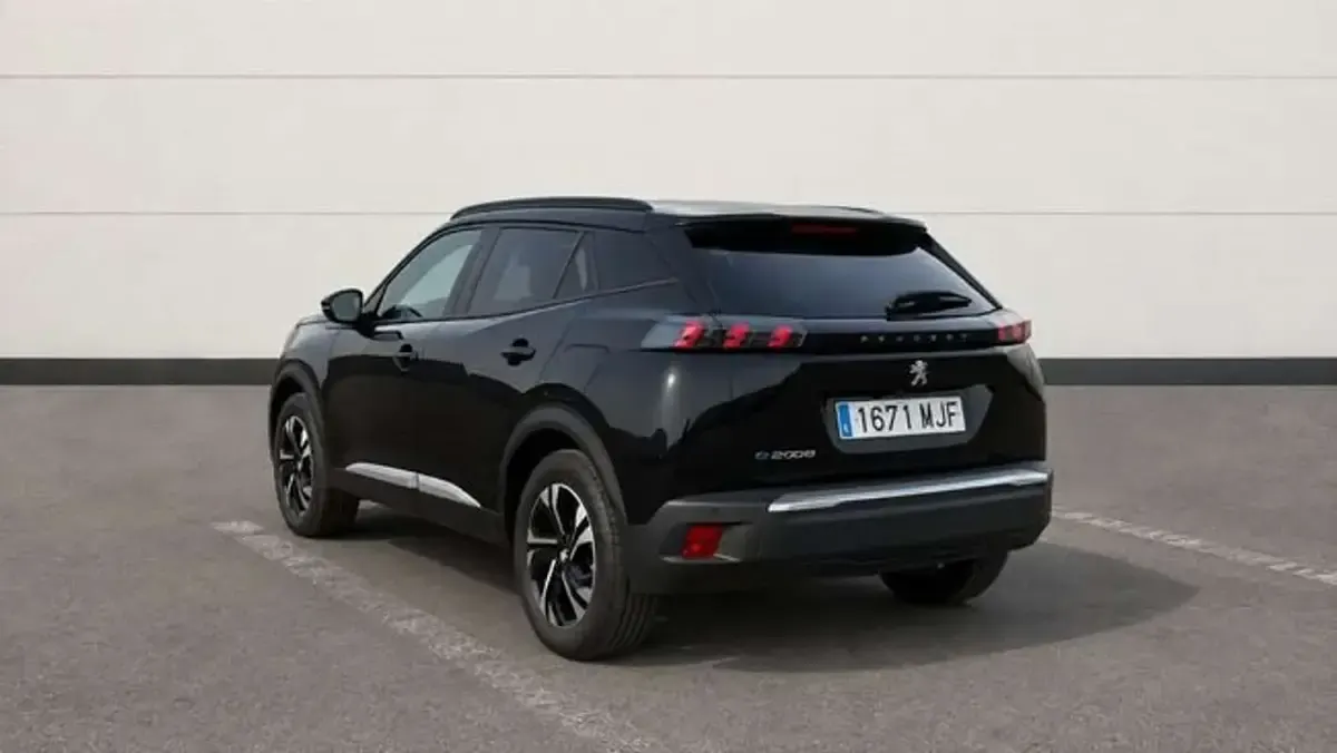 Usado Peugeot e-2008 Allure 100 kW (136 CV) 2023 Negro SUV