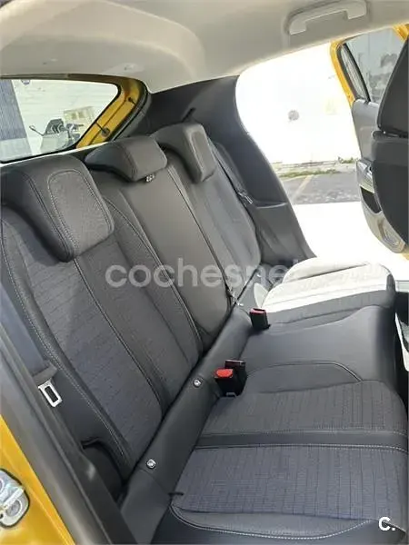 Usado Peugeot 208 Style 100 CV (73 kW) 2022 Amarillo Utilitario