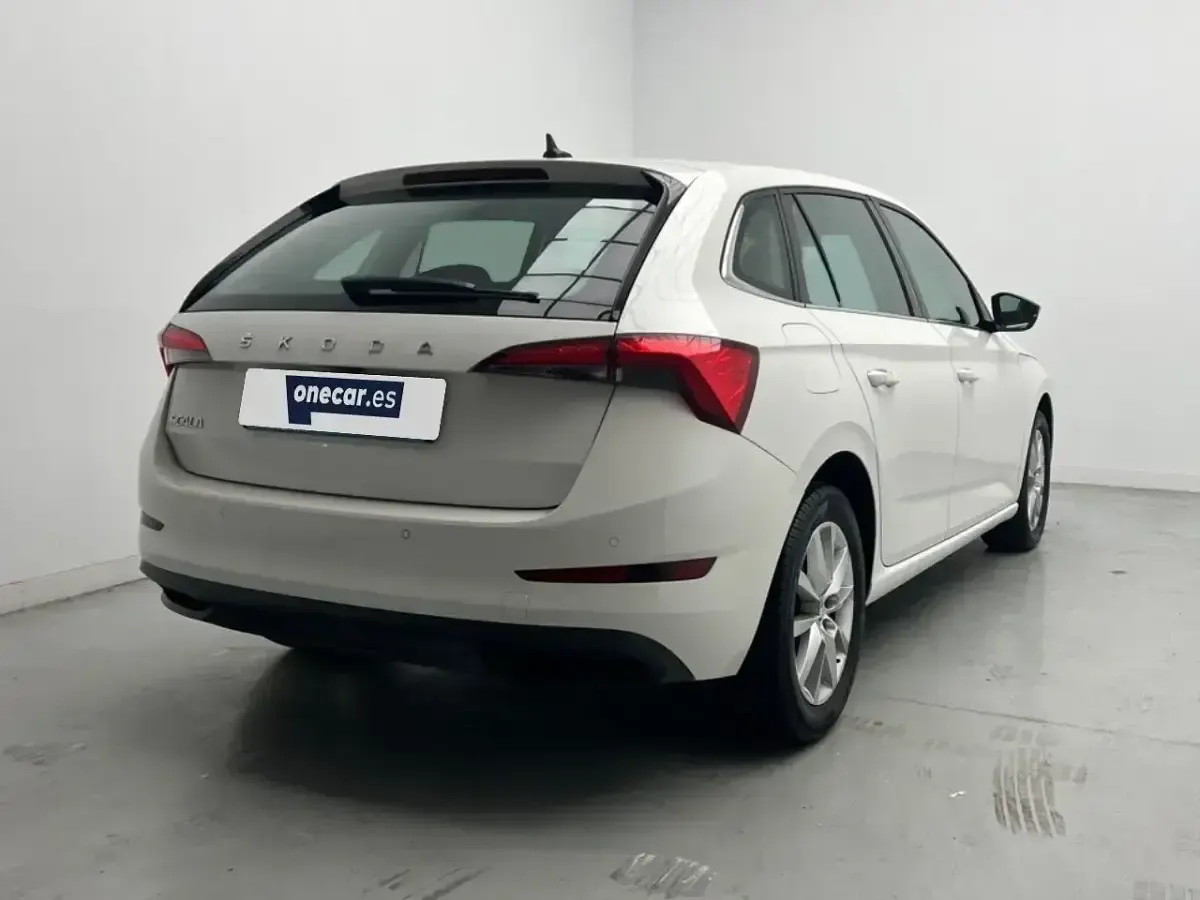 Usado Skoda Scala Ambition 115 CV (84 kW) 2020 Blanco Utilitario