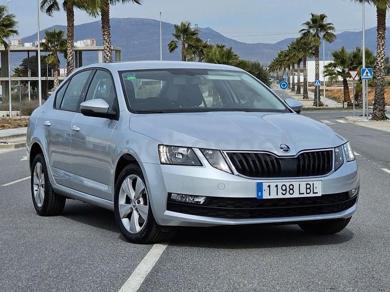 Usado Skoda Octavia Ambition 115 CV (84 kW) 2019 Gris / plata Berlina