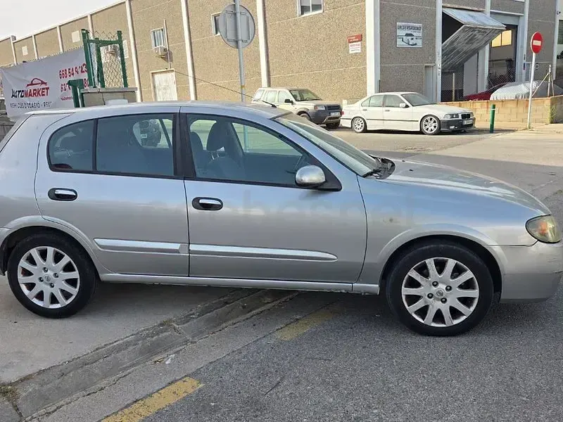 Usado Nissan Almera Visia 98 CV (72 kW) 2005 Gris / plata Berlina