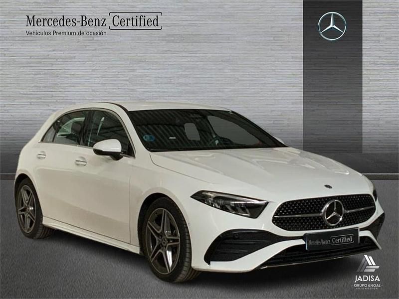 Usado Mercedes A180 AMG line 136 CV (100 kW) 2025 Blanco Berlina