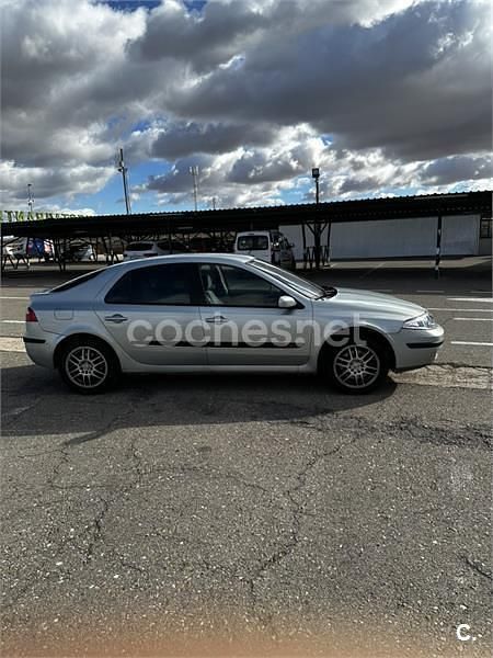 Usado Renault Laguna II Dynamique 136 CV (100 kW) 2003 Gris / plata Berlina