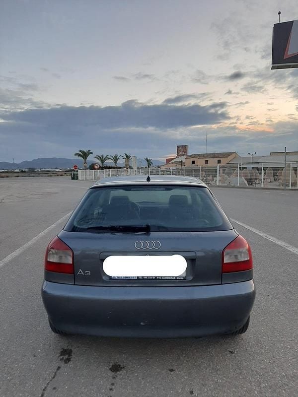 Usado Audi A3 Ambiente 131 CV (96 kW) 2001 Gris Utilitario