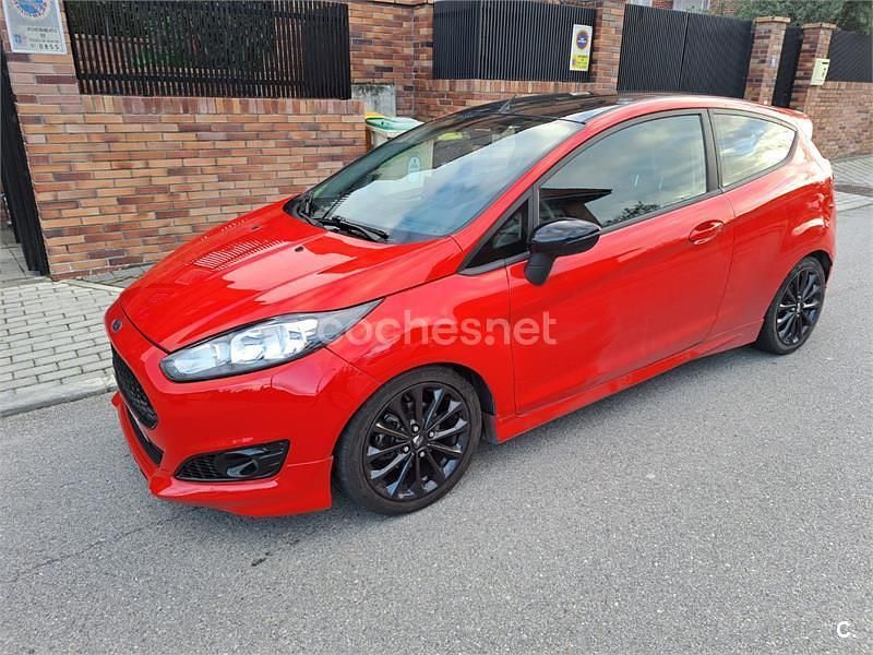 Usado Ford Fiesta Trend 82 CV (60 kW) 2014 Rojo Utilitario