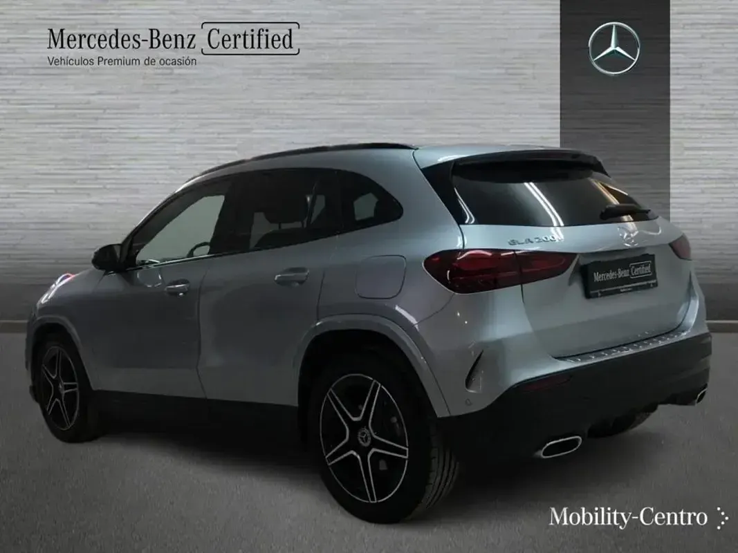 Usado Mercedes GLA200 AMG line 150 CV (110 kW) 2024 Plata hightech SUV