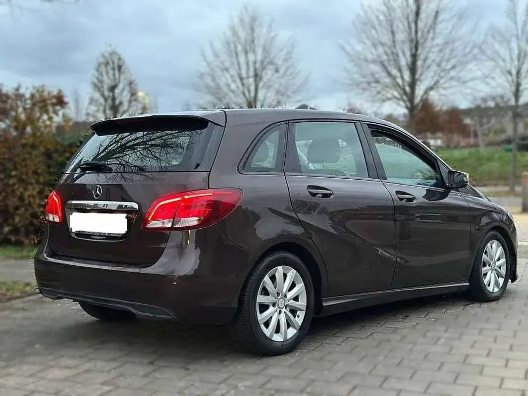 Usado Mercedes B180 109 CV (80 kW) 2015 Marrón Utilitario
